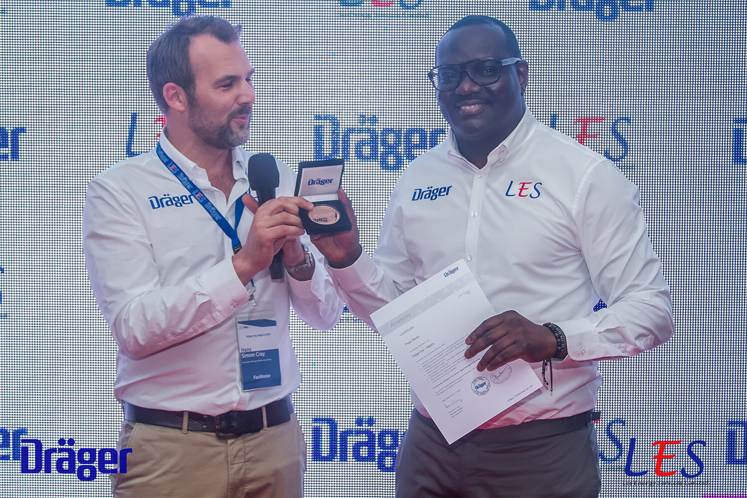 Dräger Area Sales Manager North West Africa, Hans Simon Cray presenting a 2018 procurement partner award to MD-CEO, LES Energy Services, Preye Berezi
